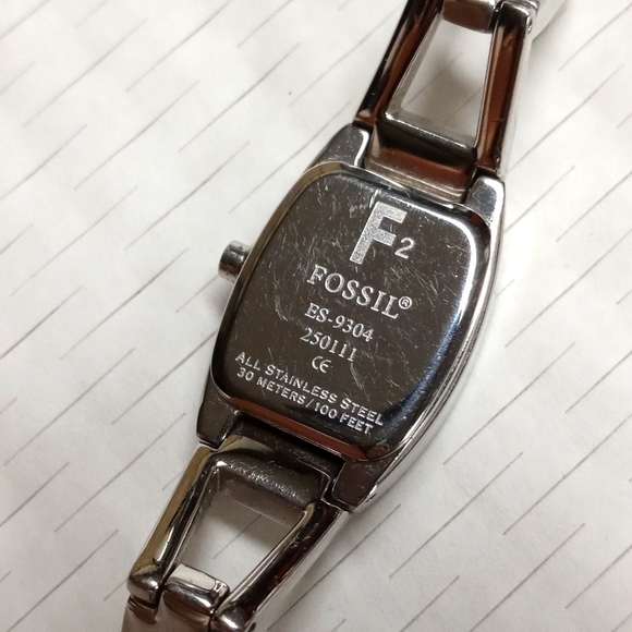 Fossil F2 Women s Wrist Watch - Picture 2 of 3